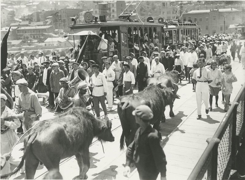 Уличная демонстрация в Тифлисе. Аркадий Шайхет, 1 мая 1928 года, Грузинская ССР, г. Тифлис, МАММ/МДФ.