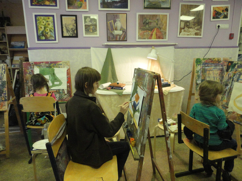 Дети в студии на занятии по живописи
