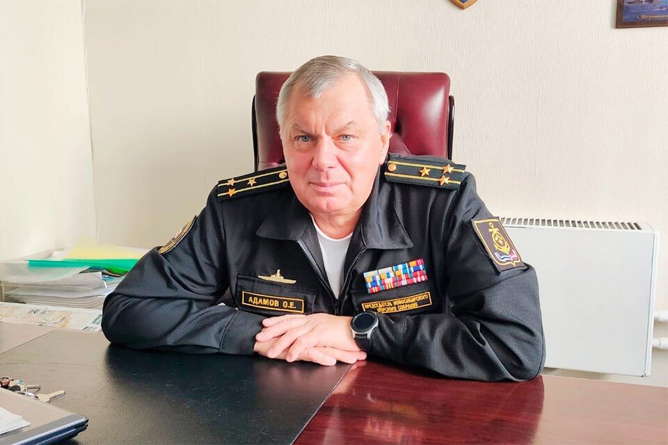    Председатель Новосибирского Морского Собрания капитан 1-го ранга запаса, командир легендарной атомной подводной лодки «К-19» Олег Адамов. Фото: Светлана НЕЧАЕВА