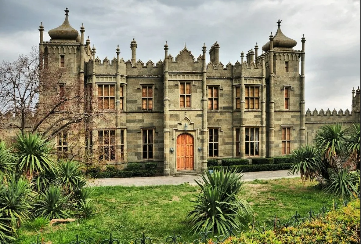 Воронцовский дворец, фото из сети. Что напоминает, любители КМВ?)