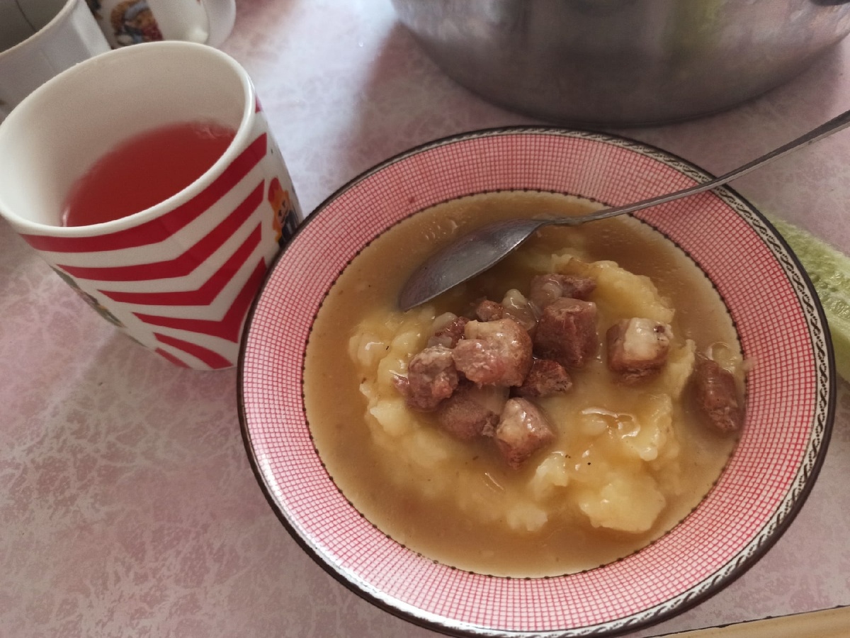 Вкусный обед больного. Компот очень красивого розового цвета (сварен из домашних яблок-ранеток)