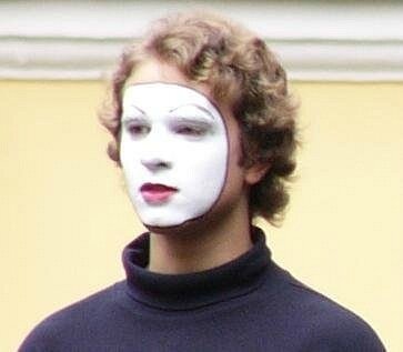 2005 г. 2-й курс ФинЭка. В качестве уличного мима на празднике первокурсников.