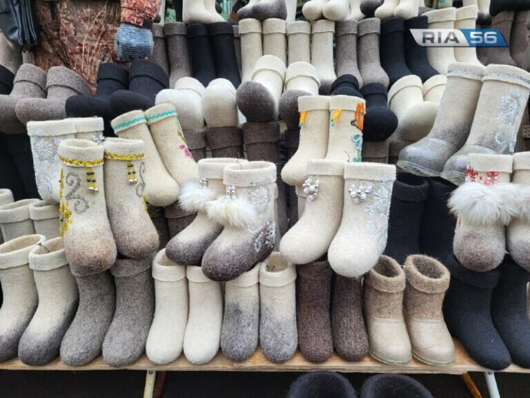    Зимний стиль по-оренбургски: сколько стоят валенки и варежки на рынках города? Елена Шкатова