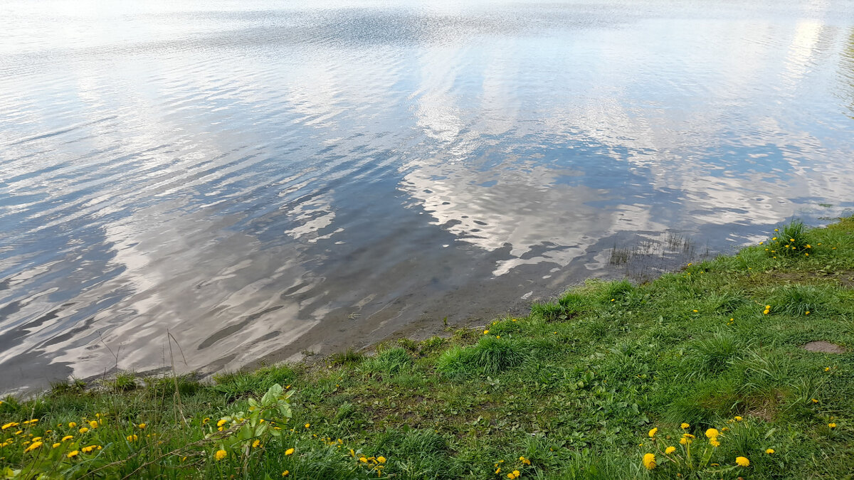 Первое мая озеро. Майское озеро в Хадыженске. Белые берега озеро. Озеро Маян. Озеро белое черное святое.