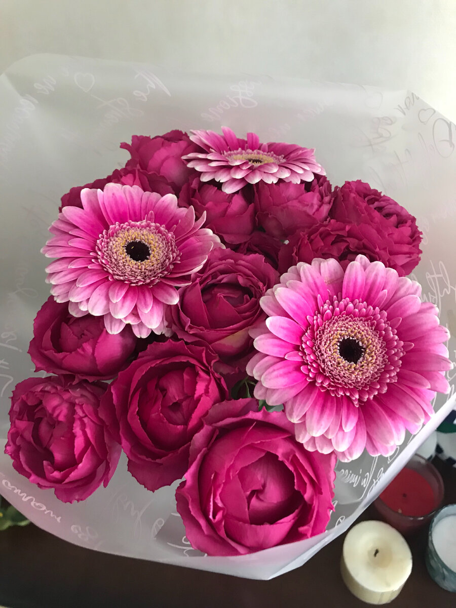 Пионы в букетах докатились и до нашей деревни. Этот букет мне на Последний звонок подарили. Красота же?