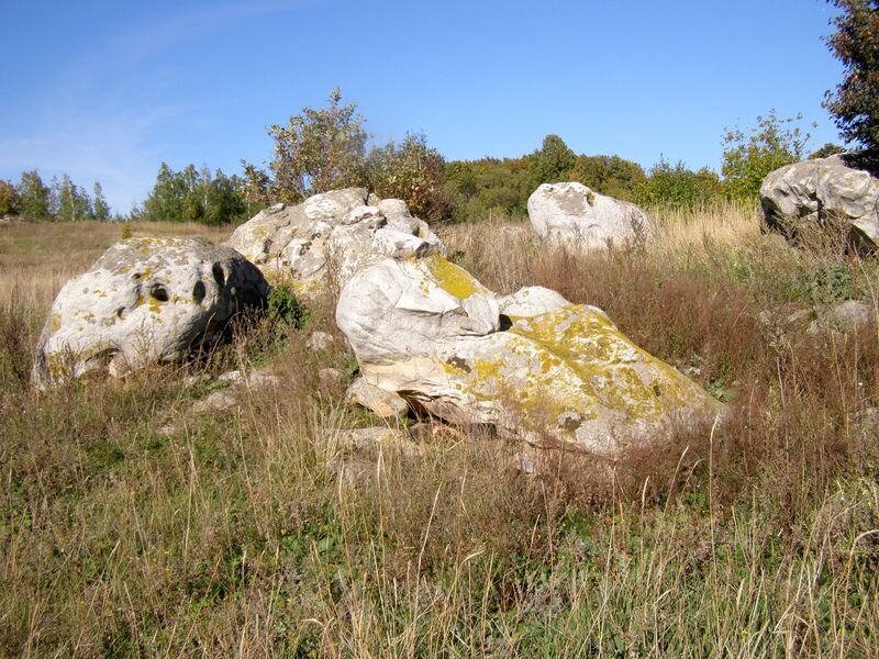 Группа каменных скульптур