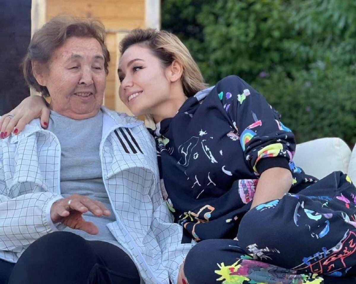 Ляйсан Утяшева с бабушкой