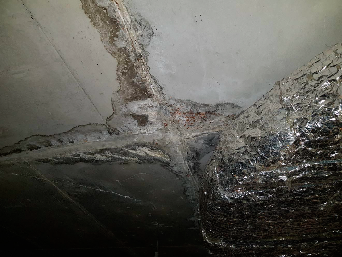 Трещина, следы коррозии металлических элементов ж/б вследствие просачивания воды через конструкцию, намокание ж/б элементов конструкции. Расположена в перекрытии.