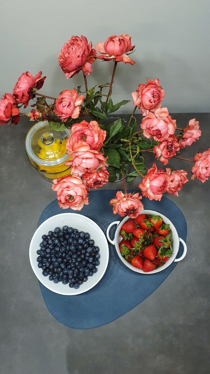 Розы и фрукты на столе - любимое сочетание)