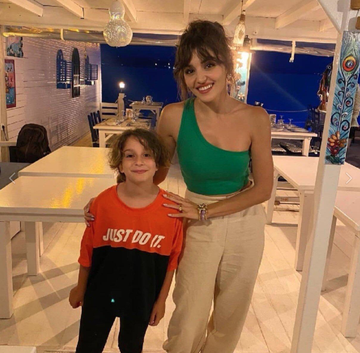 Новая фотография Ханде со счастливым поклонником.