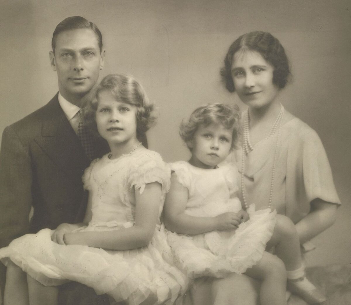 Георг VI дважды делал предложение своей избраннице. Их брак оказался крепким и гармоничным