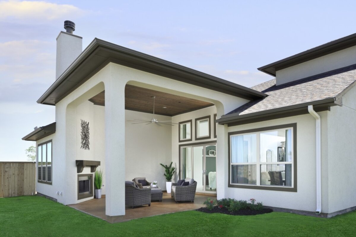 На веранде, которая выходит наружу, есть даже встроенный дымоход.