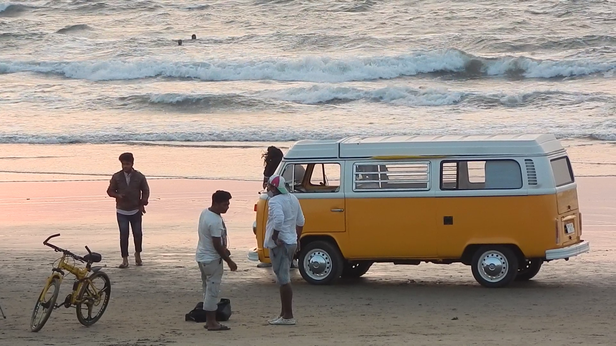 Желтый VW Transporter  на индийском побережье (фото автора)