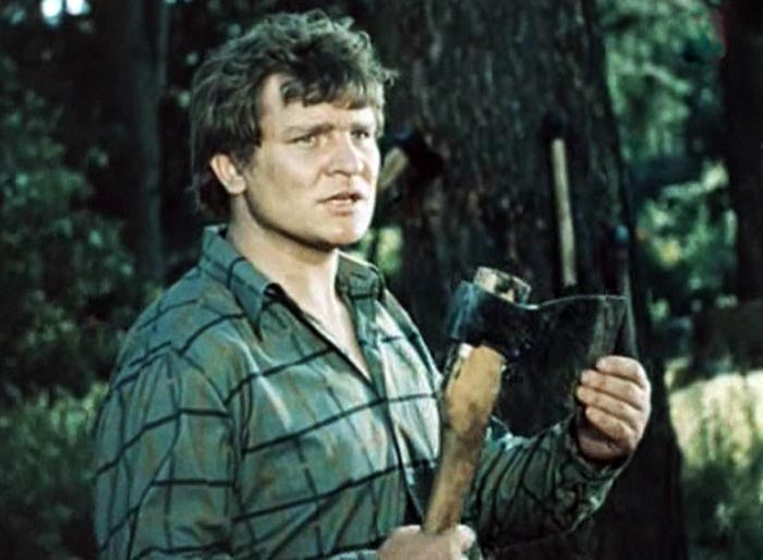 Кадр из фильма  "SOS" НАД ТАЙГОЙ (1976 год)
