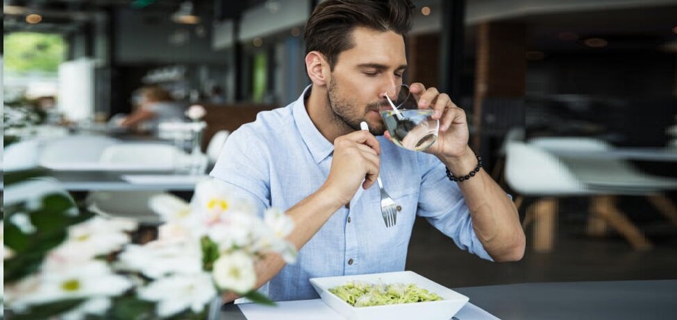 Вода и пищеварение: вредно ли запивать еду?