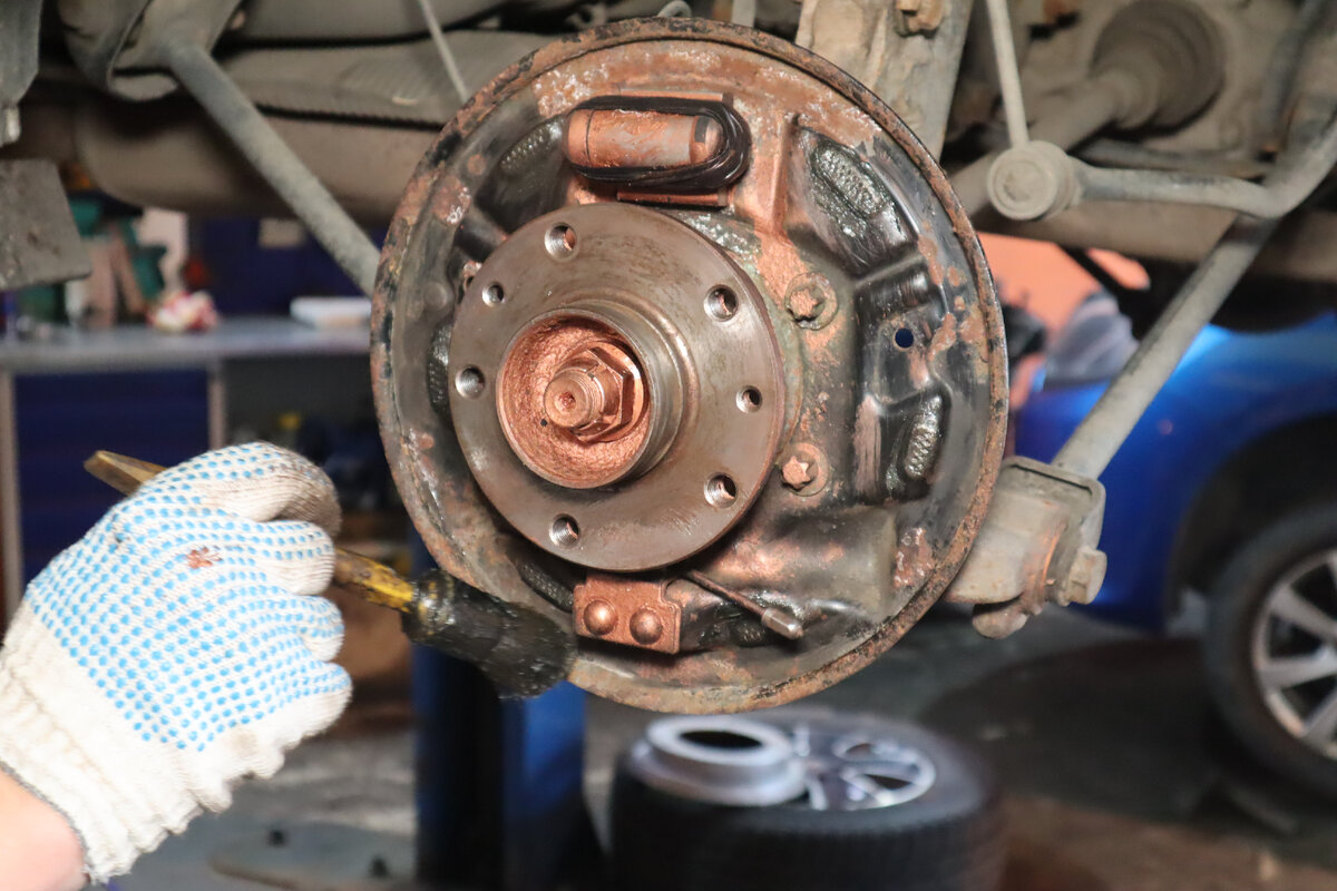 Задние тормоза дастер 4х4. Задние колодки рено дастер 4х4. Дастер задние колодки установка. Duster задние колодки. Механизм задних колодок рено дастер 4х4.