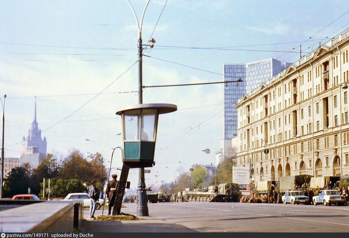 Советов 4. 90е белый дом Москва. Новый Арбат октябрь 1993 год. Улицы Москва 1993. Улица России 1993 года.