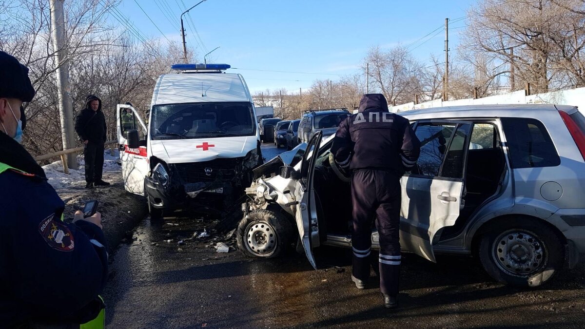    В Саратове «Скорая» попала в аварию - пострадали четыре человекаНовости Саратова и области – Сетевое издание «Репортер64»