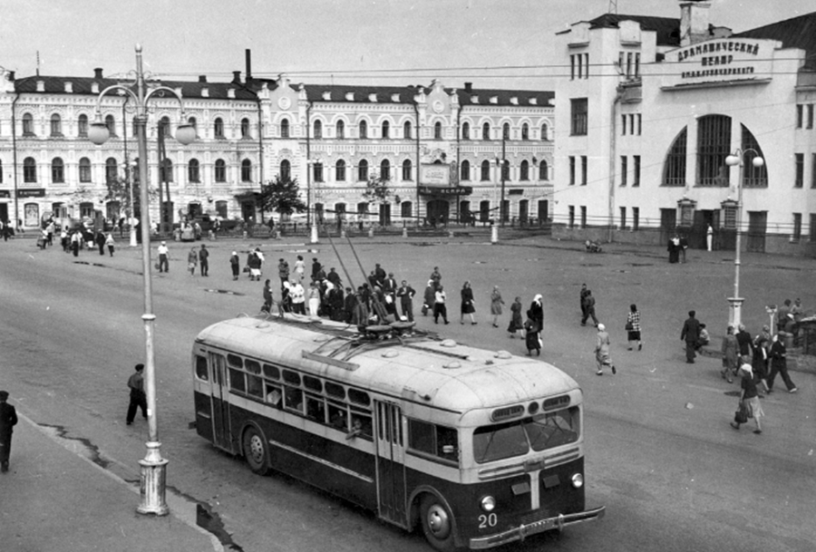 Источник: Центральный госархив кинофотодокументов СССР.
Улица Московская 1950-ых.
