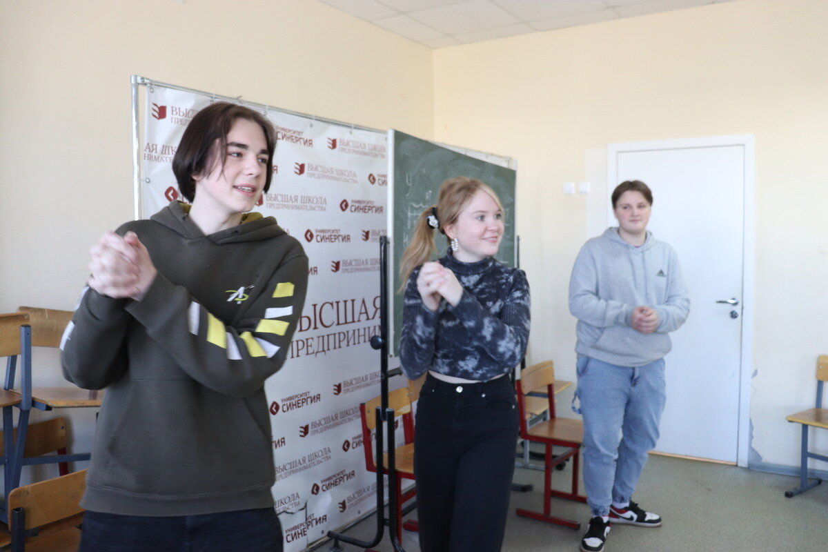 Студенты выполняют творческие задания