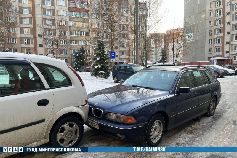 Бесхозный автомобиль во дворе