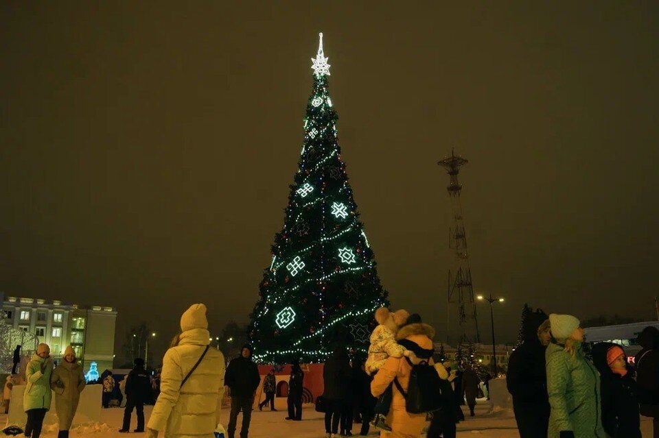     Вот такая елочка стоит на Центральной площади! Мария Бакланова