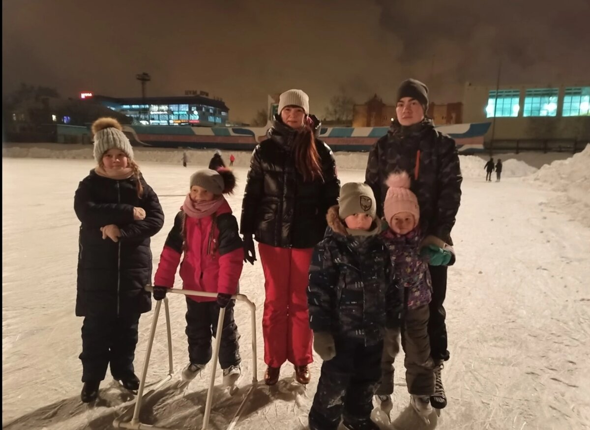Прошлогоднее фото на катке , я с детьми. В этом году ещё не смогли выбраться, то холодно, то некогда, то болеем 
