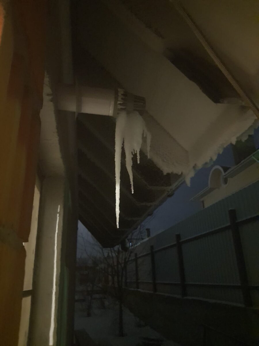 Сосулька на коаксиальном дымоходе газового котла 