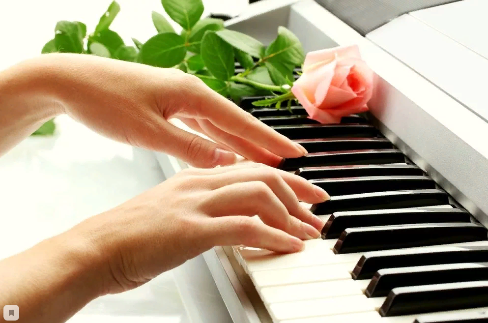 Руки на клавишах пианино. Женские руки на рояле. Руки на фортепиано. Руки пианиста.