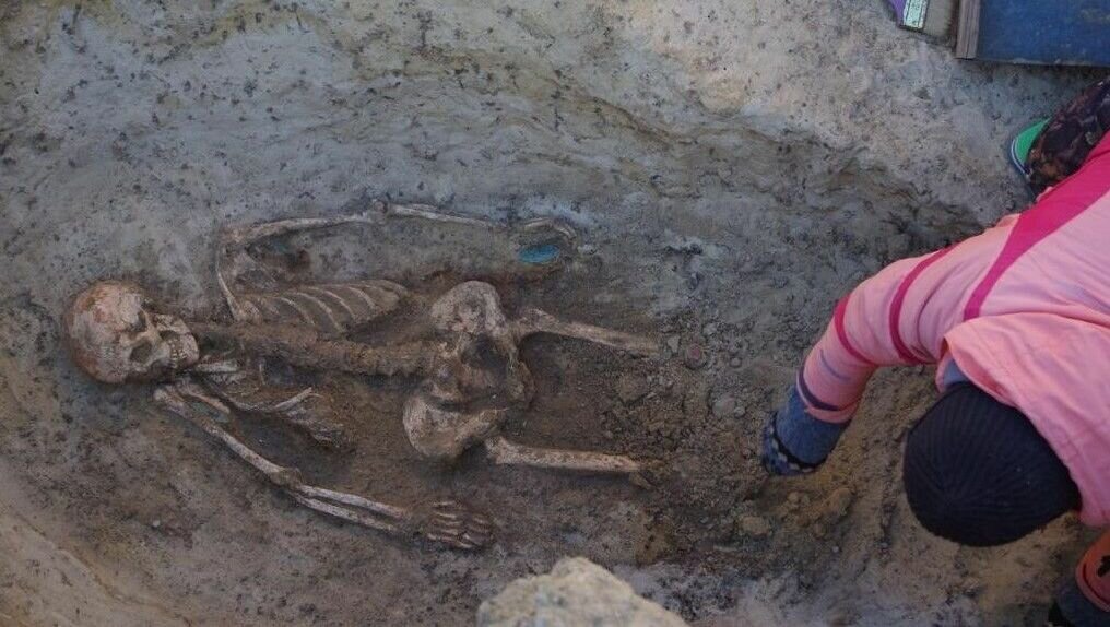     В Мясниковском районе Ростовской области на раскопках некрополя в Танаисе нашли античные монеты статеры, сосуды, фибулы, нож и зеркало, об этом сообщили в донском правительстве.