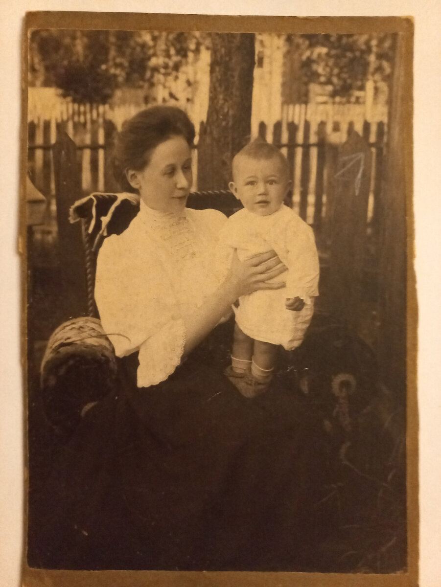  Николай Шнакенбург с матерью Надеждой Павловной. Листайте.