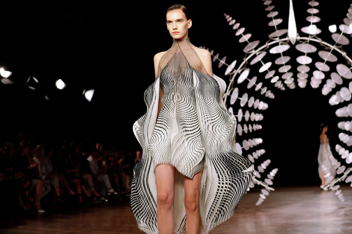 Тренды лето 2024 женская. Айрис Ван Херпен 2022. Iris van Herpen Couture 2020. “Haute Couture” Ирис Ван Херпен. Ирис Ван Херпен коллекция 2022.