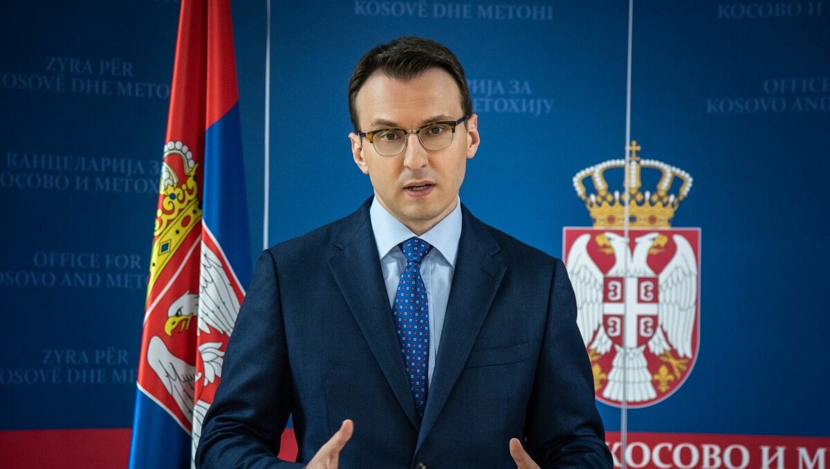    Директор канцелярии по Косово и Метохии при правительстве Сербии Петар Петкович (на фото) заявил об обстреле автомобиля с сербами сотрудниками спецподразделения ROSU полиции самопровозглашенной республики Косово. В «изрешеченном» автомобиле находились двое сербов, один из них ранен.