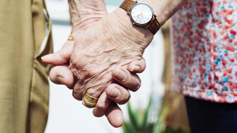     Пожилые супруги в Испании умерли с разницей в 45 минут Getty Images