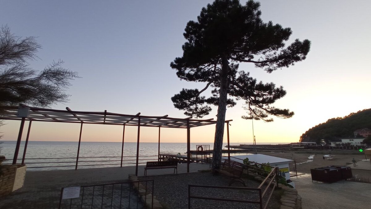 В последний раз в том году купались в море 30 сентября, было очень тепло и вода 20-22 градуса.