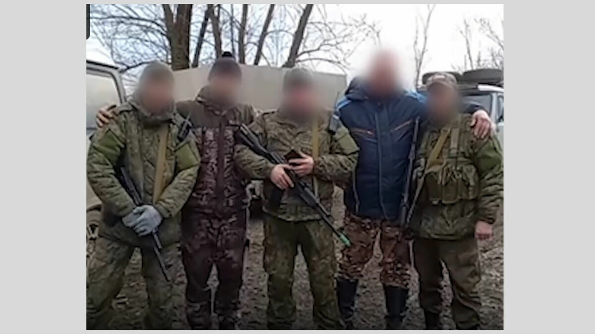     Участники СВО из Удмуртии записали видео, в котором передали приветы своим родным и близким, а также городам и селам, где они проживают. Видеоролик разместил на своих страницах в соцсетях глава региона Александр Бречалов.