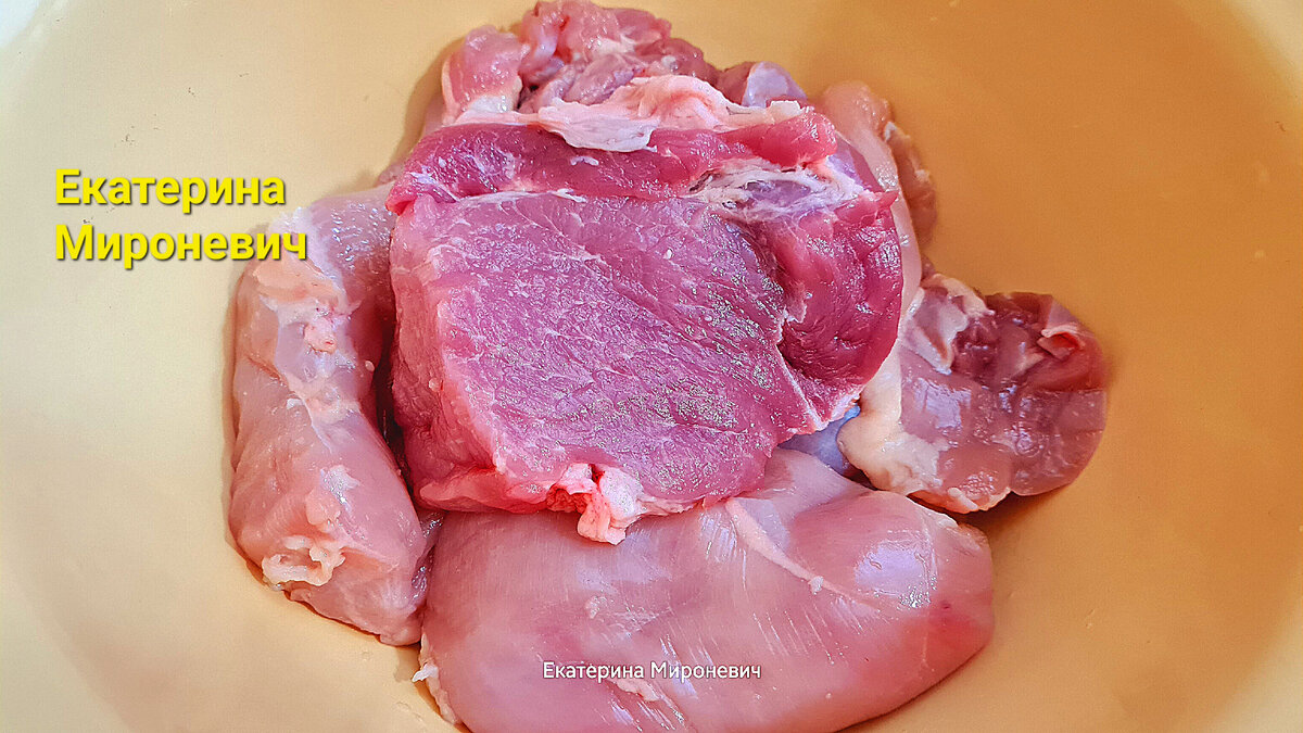 Подготовила филе курицы и кусочек свиного мяса без жира( или, почти, без жира).