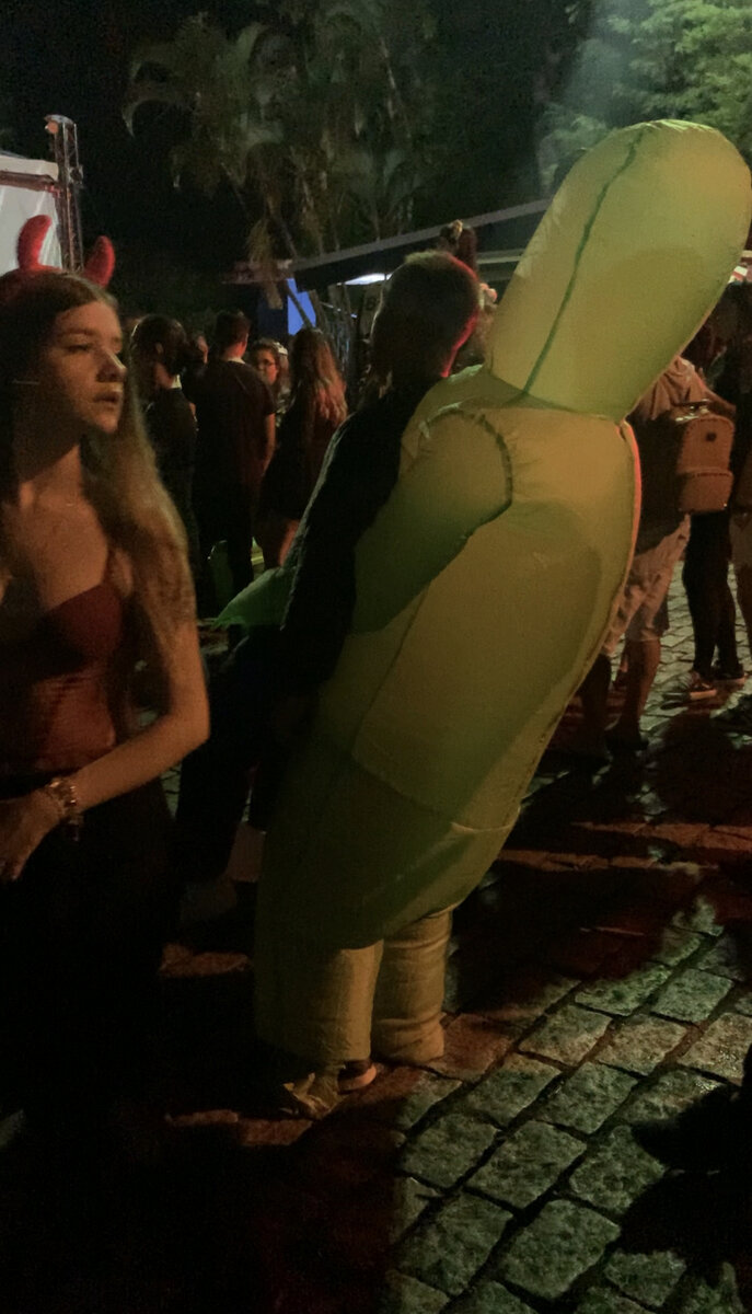 Нравятся такие костюмы, как у этого чувака