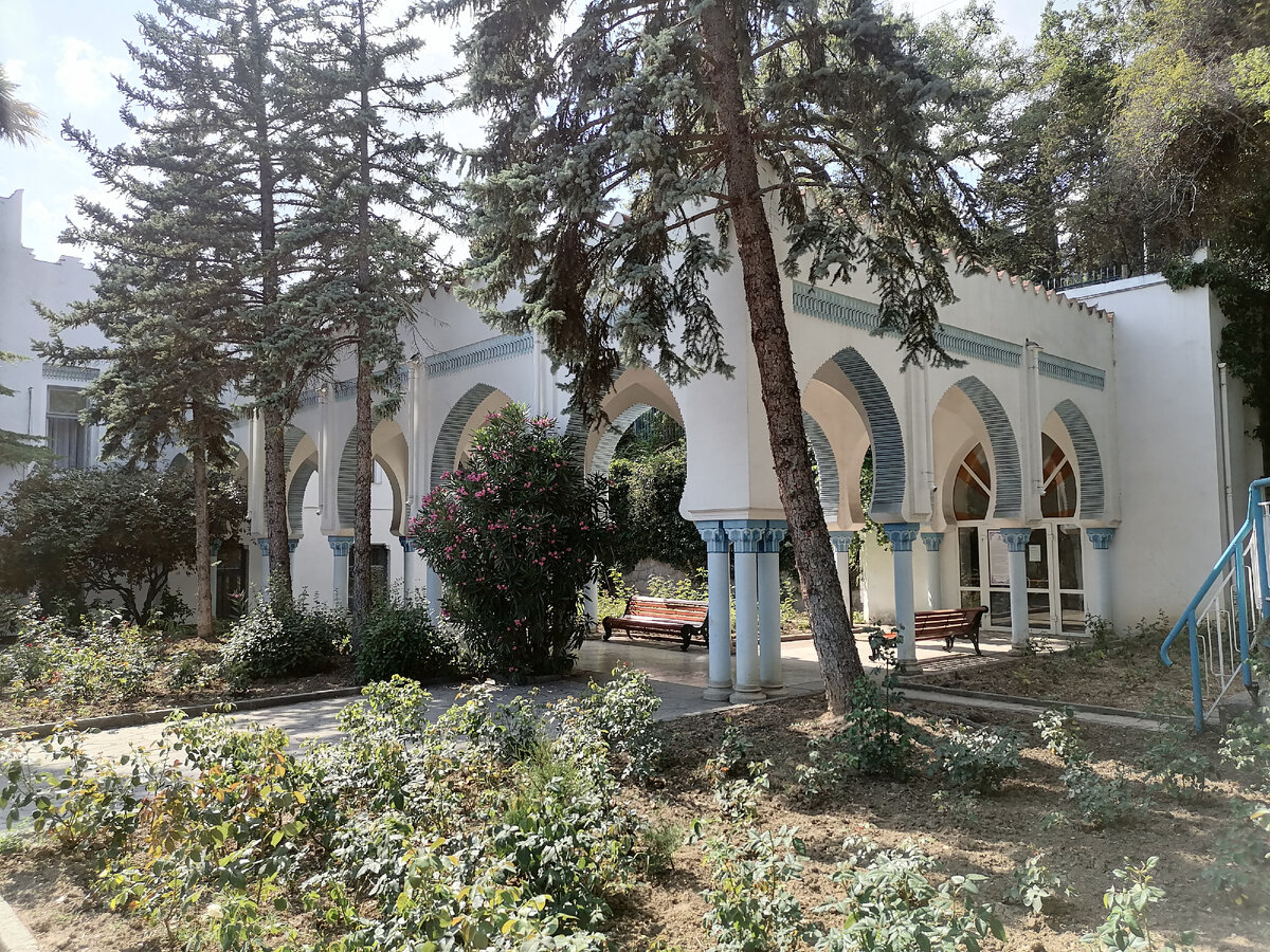 Аркада в парке.