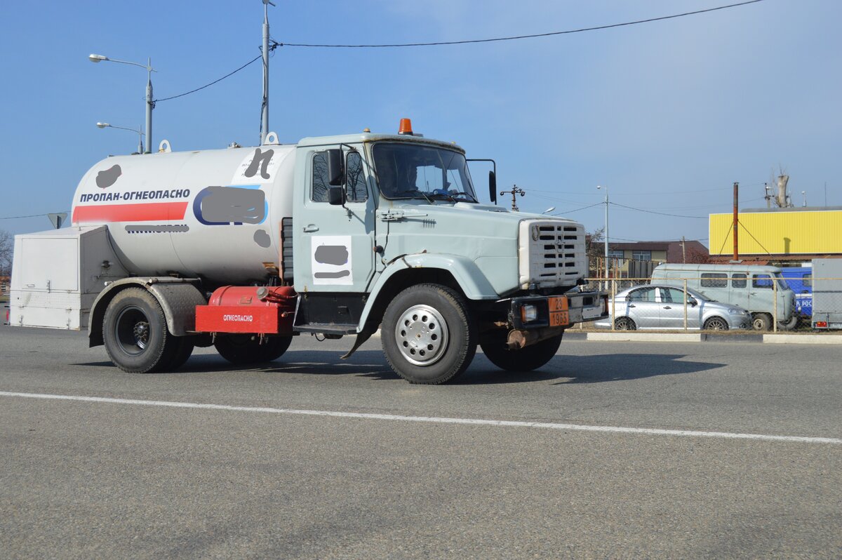 Фото автора. 03.03.2023. Снимок по ходу движения. Какой марки эта машина?
