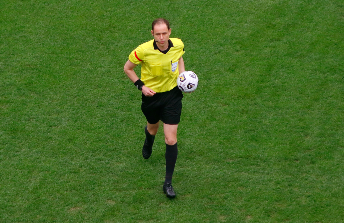 Виталий Мешков оказался под давлением в матче "Спартак" - "Урал". Фото: globallookpress