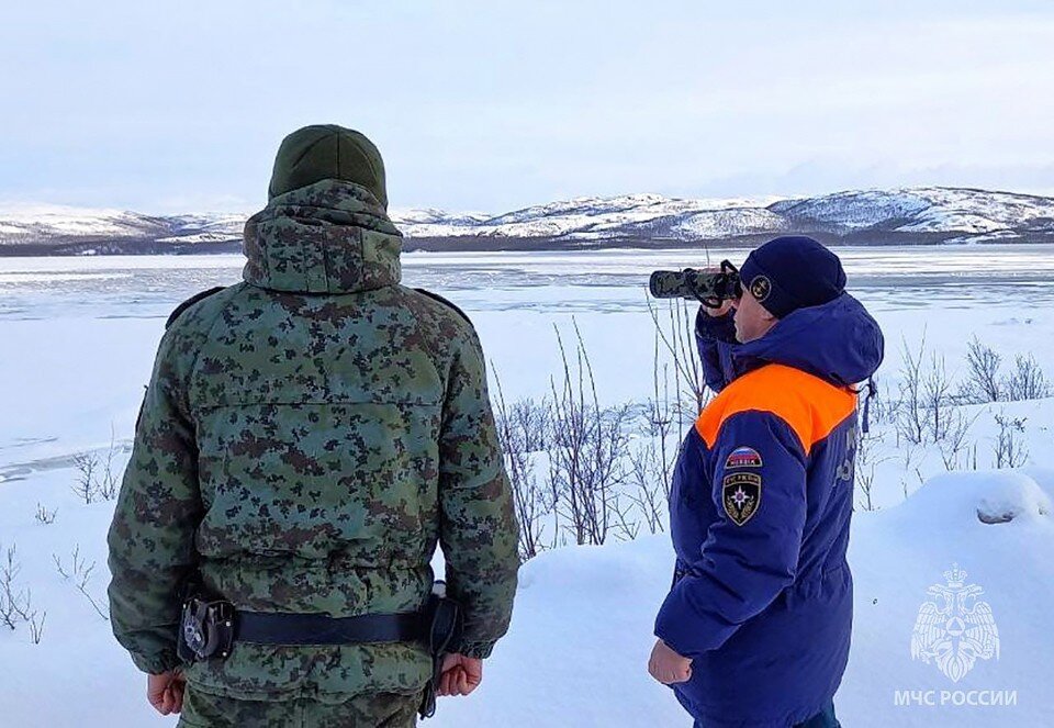     Сотрудники МЧС проводят регулярные рейды, чтобы напомнить рыбакам, спортсменам и другим, как вести себя на льду, чтобы не случилась беда. Фото: ГУ МЧС по Мурманской области