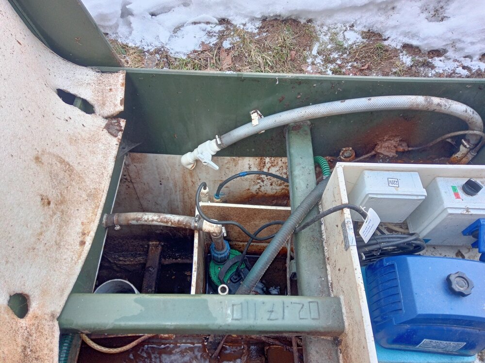 Внутри грязновато, но мыть зимой септик нет никакого желания. Теплоизоляцию тоже по теплу поменяю.