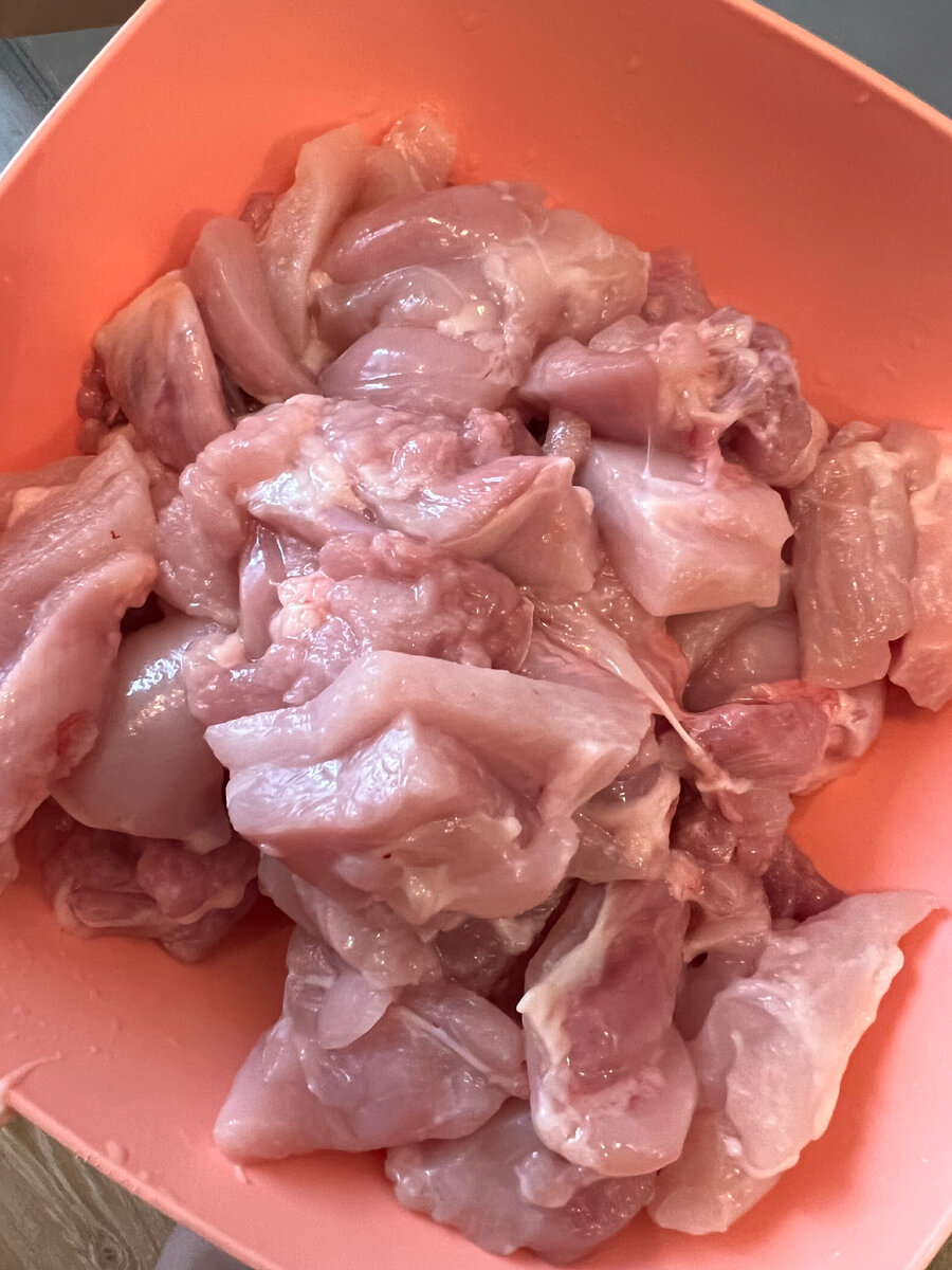 1.Берём наши бёдра и разрезаем на кусочки небольших размеров, либо на кубики