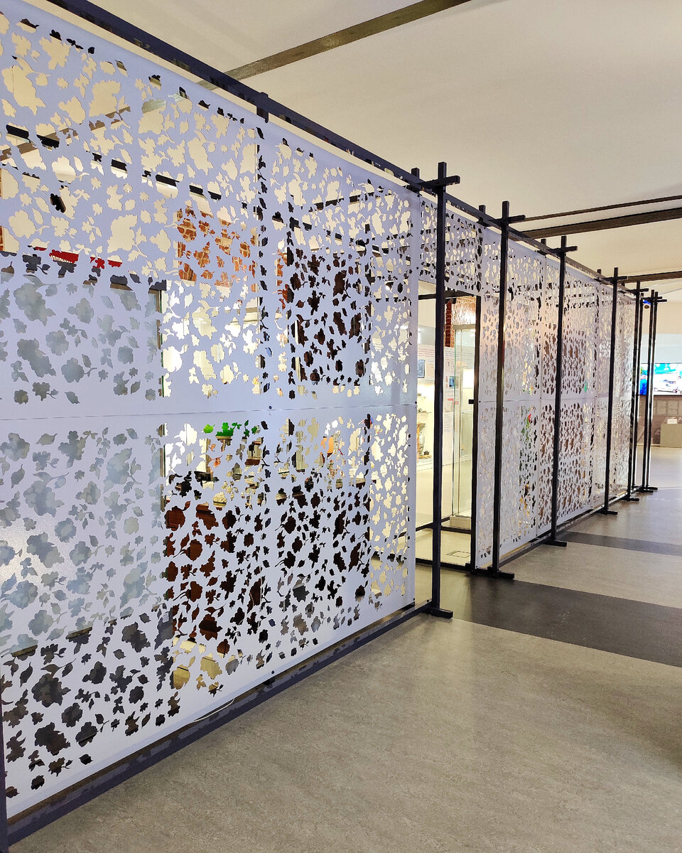 Вот эта декоративная перегородка - необычное решение. Узор повторяет один из принтов ткани, которую выпускали на щелковской фабрике