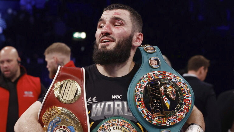 Российский чемпион мира в полутяжелом весе по версиям (WBC, WBO и IBF) - Артур Бетербиев