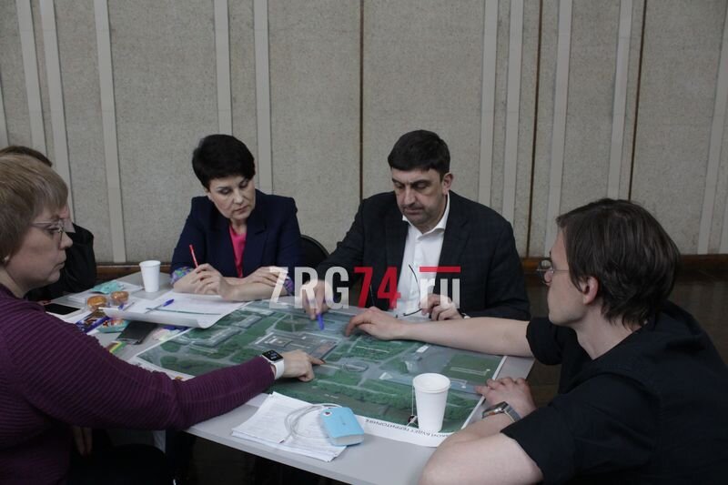 Дмитрий Смирнов вместе с командой администрации обсуждают идеи преобразования общественного пространства