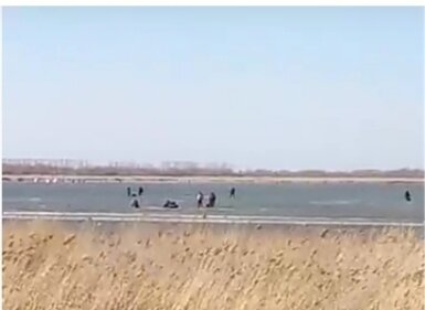 Рыбаки покидают поверхность озера. В центре- двое провалились, промокли, но вышли. Муж и его друзья из Челябинска на берегу, снимают.