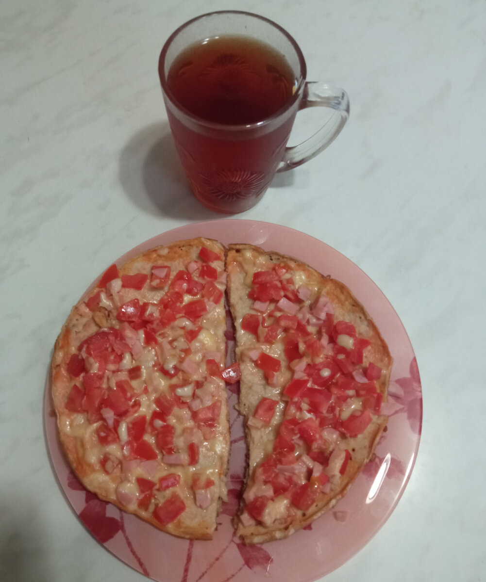 Завтрак  пицца на сковороде-316гр. Чай. К-448,02      Б-23,57     Ж-26,7      У-29,26. Для пиццы яйцо-1шт., сметана 10%  2  столовых ложки, мука рисовая 2 столовых ложки, разрыхлитель 1/2чайной ложки, помидор 1 шт., ветчина-30гр., томатная паста 1 чайная ложка, сыр -30гр. Муку ,сметану , яйцо и разрыхлитель смешать. Получится тесто как на оладьи. Хорошо разогреть сковороду  смазанную оливковым маслом, выложить тесто и накрыть крышкой. Готовить на слабом огне 4 мин. Томатную пасту смешать со сметаной и смазать тесто. Сверху выложить начинку из ветчины и помидора, присыпать тертым сыром.  Накрыть крышкой минут на 5.