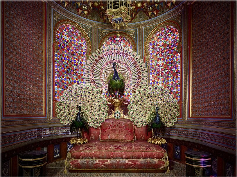 Павлиний трон. Между золотыми павлинами располагался непревзойденный «Кох-и-нор». 